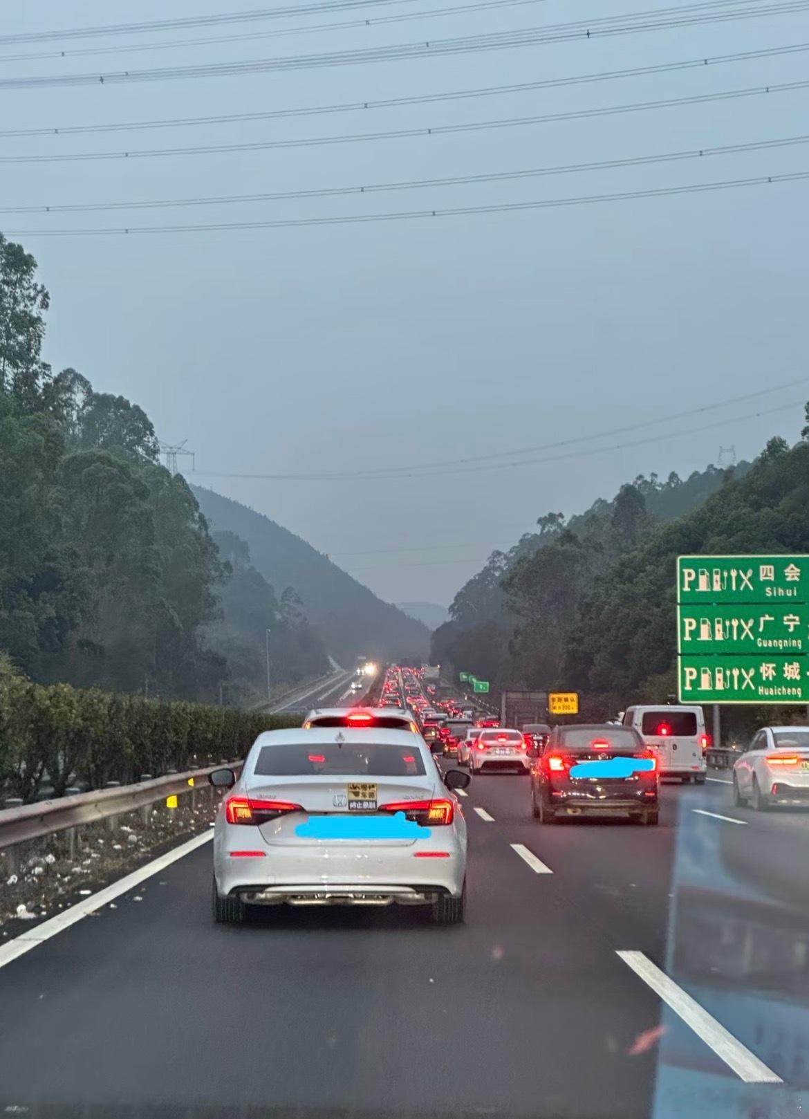 春运大迁徙又来了第一批返程的人已堵在路上 家人们，第一批返程的人已经出发！202