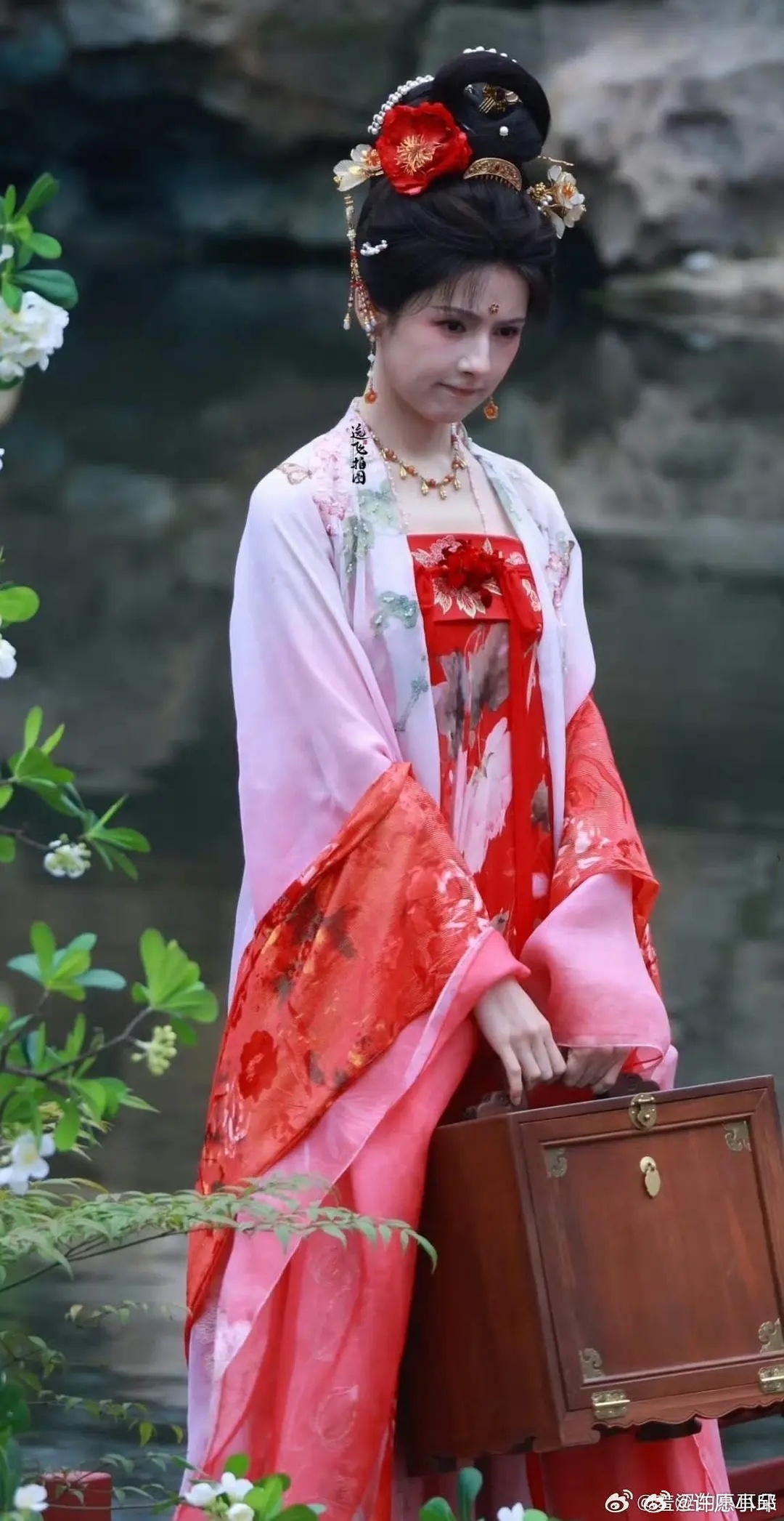 攻玉女主造型灵感来源是鞠婧祎这套吧 