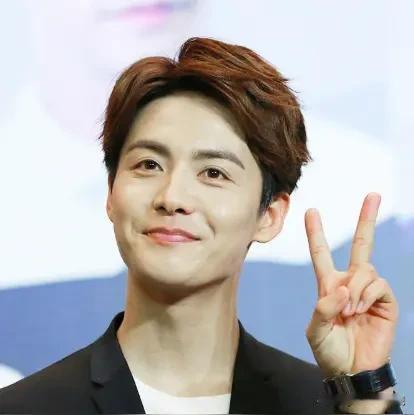 有个男艺人，叫马天宇，曾是舞台上耀眼的歌手，也是荧幕里鲜活的演员，现在慢下来了。