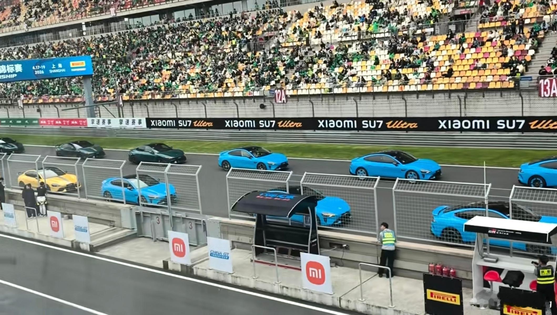 上赛这巡游我一直以为是小米自己官方的车子，原来全是真实新SU7车主的。这可真排面