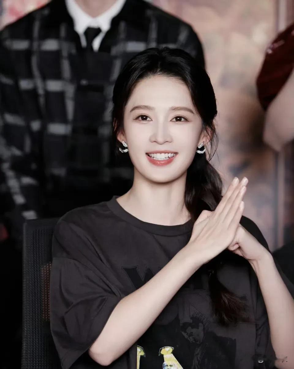 其实李沁的观众缘很好，在合作过的剧组中口碑也很好，肯吃苦，人又美，唯一不足就是团