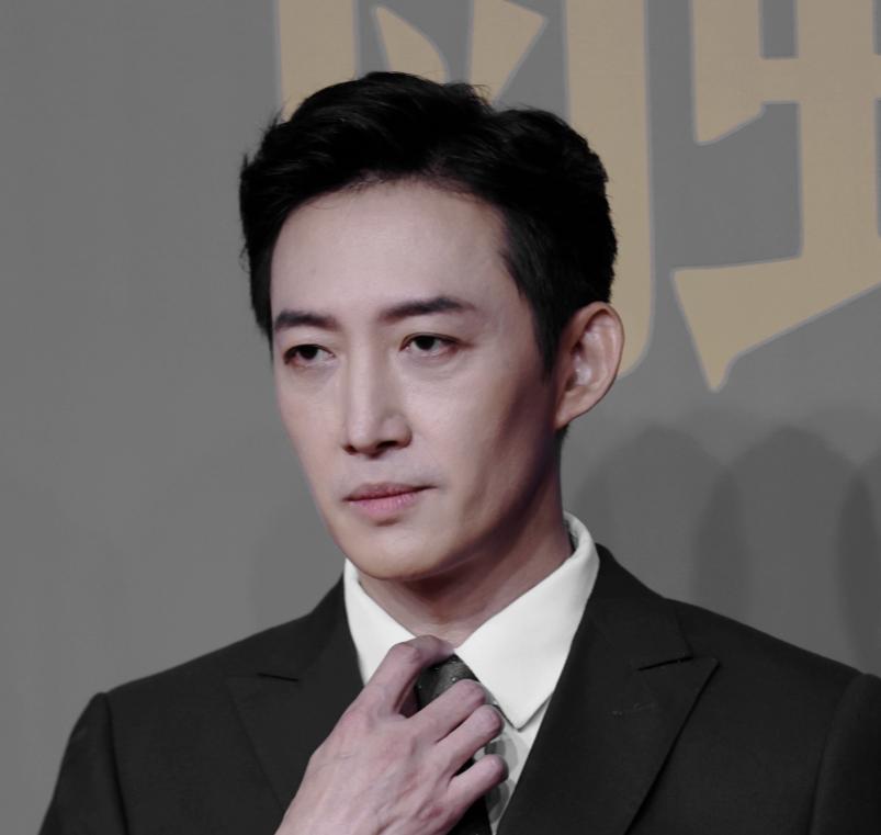 《叛逆者》最大的败笔就是两个女演员
谍叛逆者 
电视剧《叛逆者》是一部叫座的作品