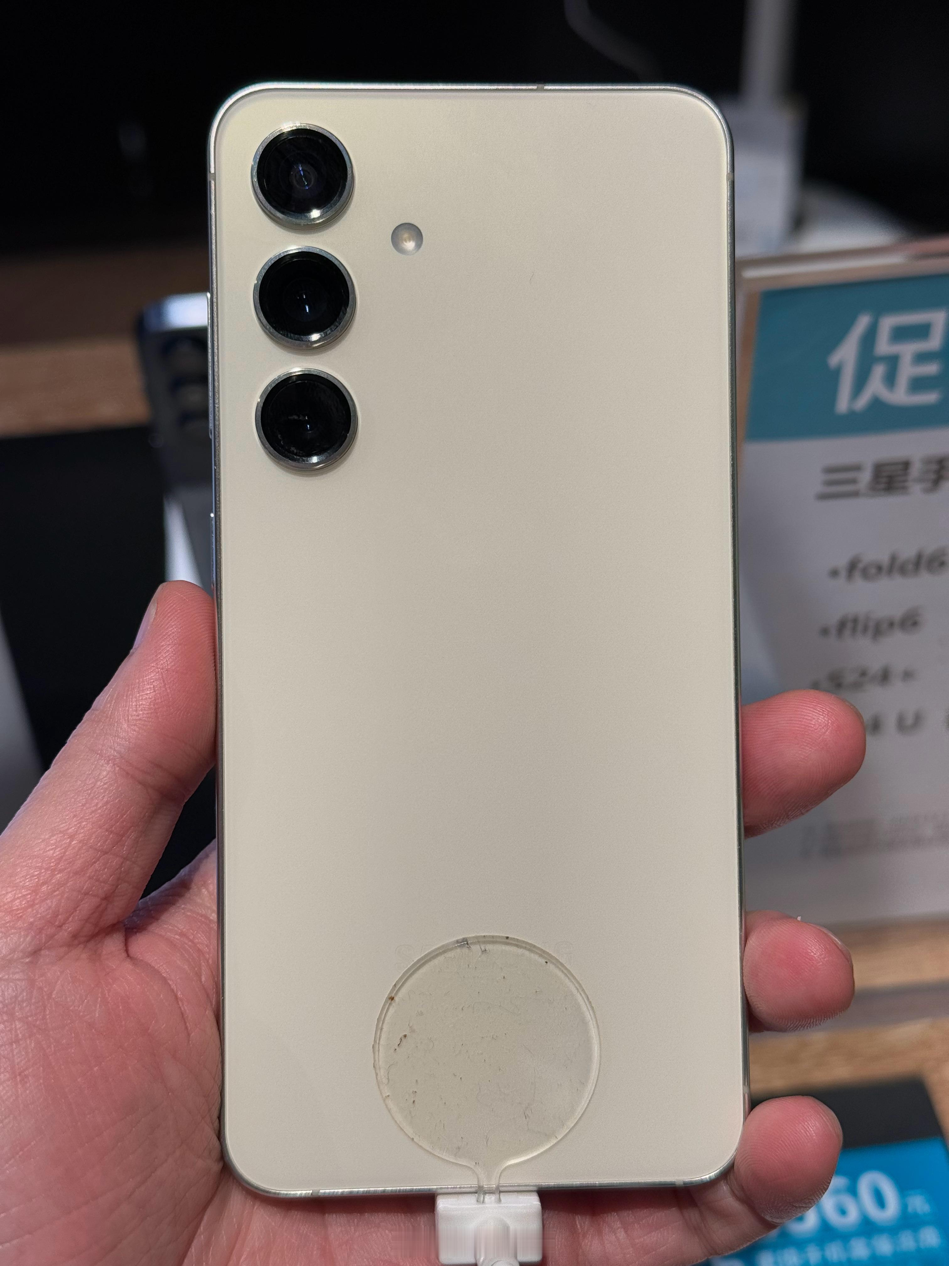 我最不怕被骂了……反正我觉得国产手机质感就是不如Samsung！谁来都不好使。[