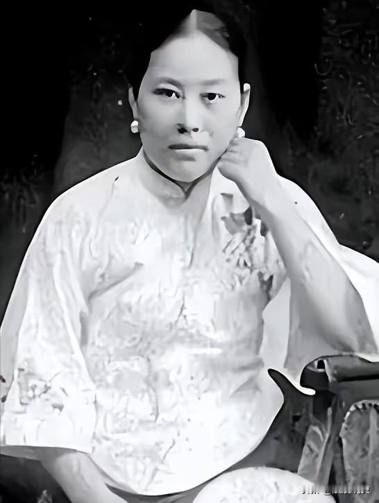 孙传芳躺在烟榻上，一挥手：“拉下去毙了。”杀完还不够，要暴尸示众。在他眼里，杀一