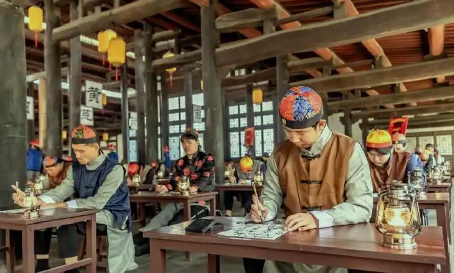 科举最老的“考生”
道光五年，朝廷在广东举行乡试。
考官惊讶地发现，广州府三水县