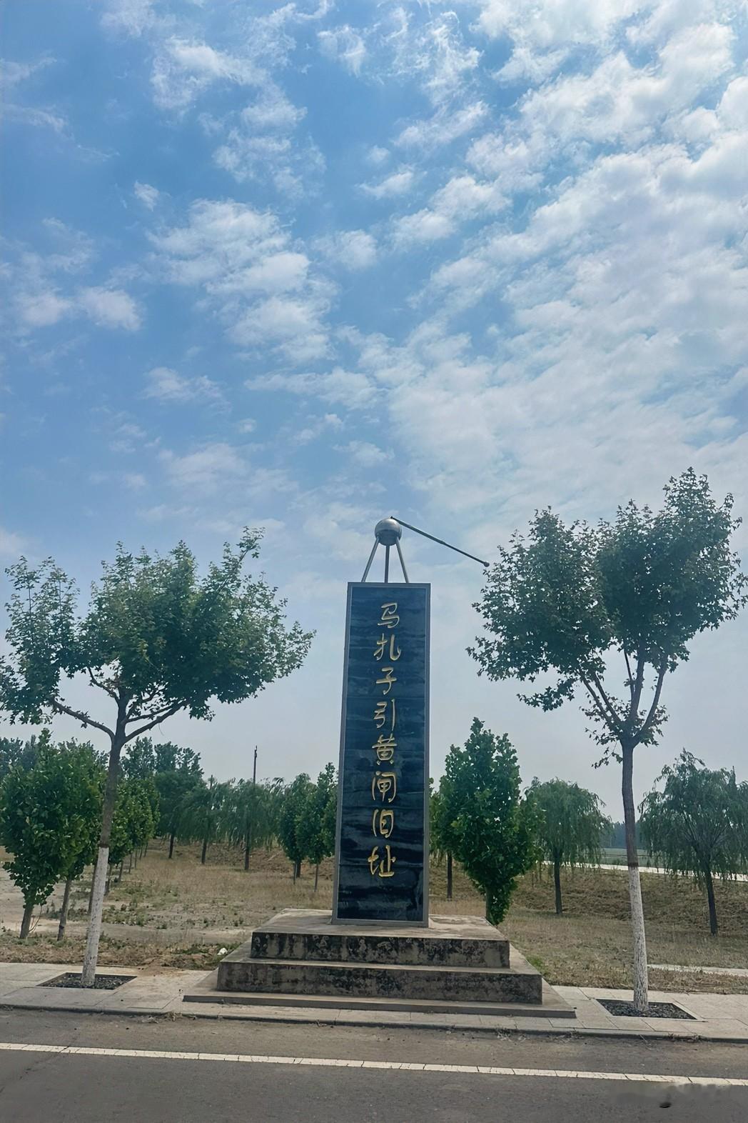 很多人这一辈子都在为还没发生的明天拼命妥协，背着几十年的房贷也要咬牙买房，还有盼