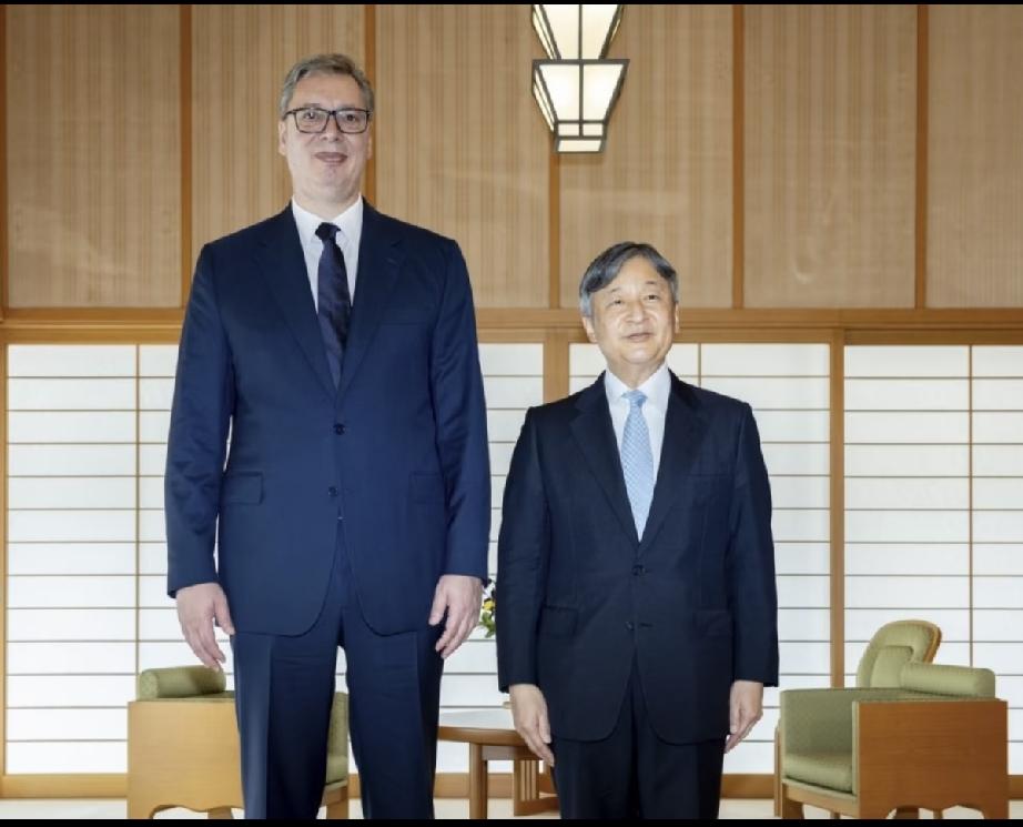 梅洛尼是个身材娇小的女子，她和高个子武契奇的身高差挺萌的。
武契奇又比日本天皇的