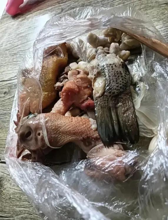 儿子和同学吃过饭给我打包带的菜，真是个孝顺的好孩子！[捂脸]