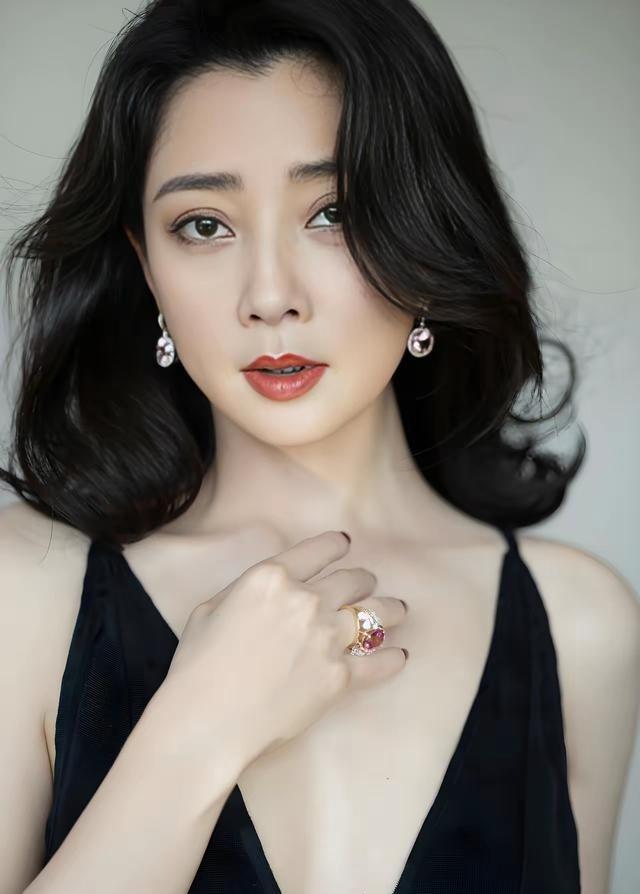 2009年，北京一个私密性极高的包厢内，空气凝固得让人窒息。富商孙东海猛地摔下酒