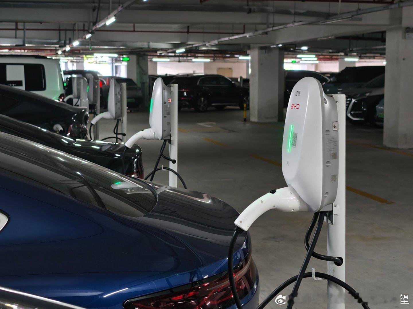 这个50kw直流充电是什么鬼 看起来相当逆天这个桩此刻还在六角大楼里工作 你敢信