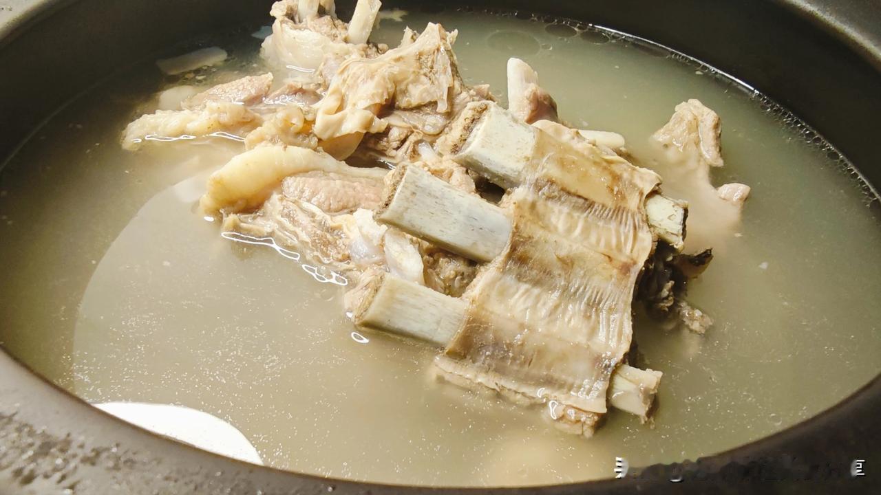 羊肉性温，适量食用可温补气血，但若食用不当，容易导致身体上火。要想吃羊肉不上火，