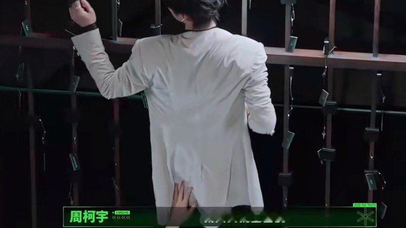丁程鑫疑似新手保护期丁程鑫用手托着周柯宇屁股趣味触电挑战笑点满满，周柯宇张凌赫接