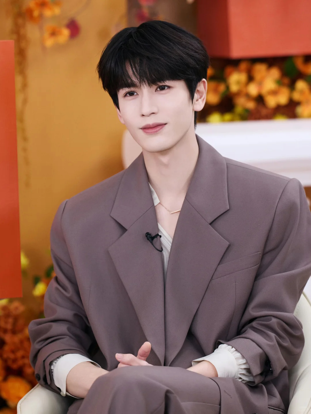 张凌赫 女孩一定得吃碳水 把小核桃当朋友的张凌赫！！！就这个叮嘱我直接梦回温柔何