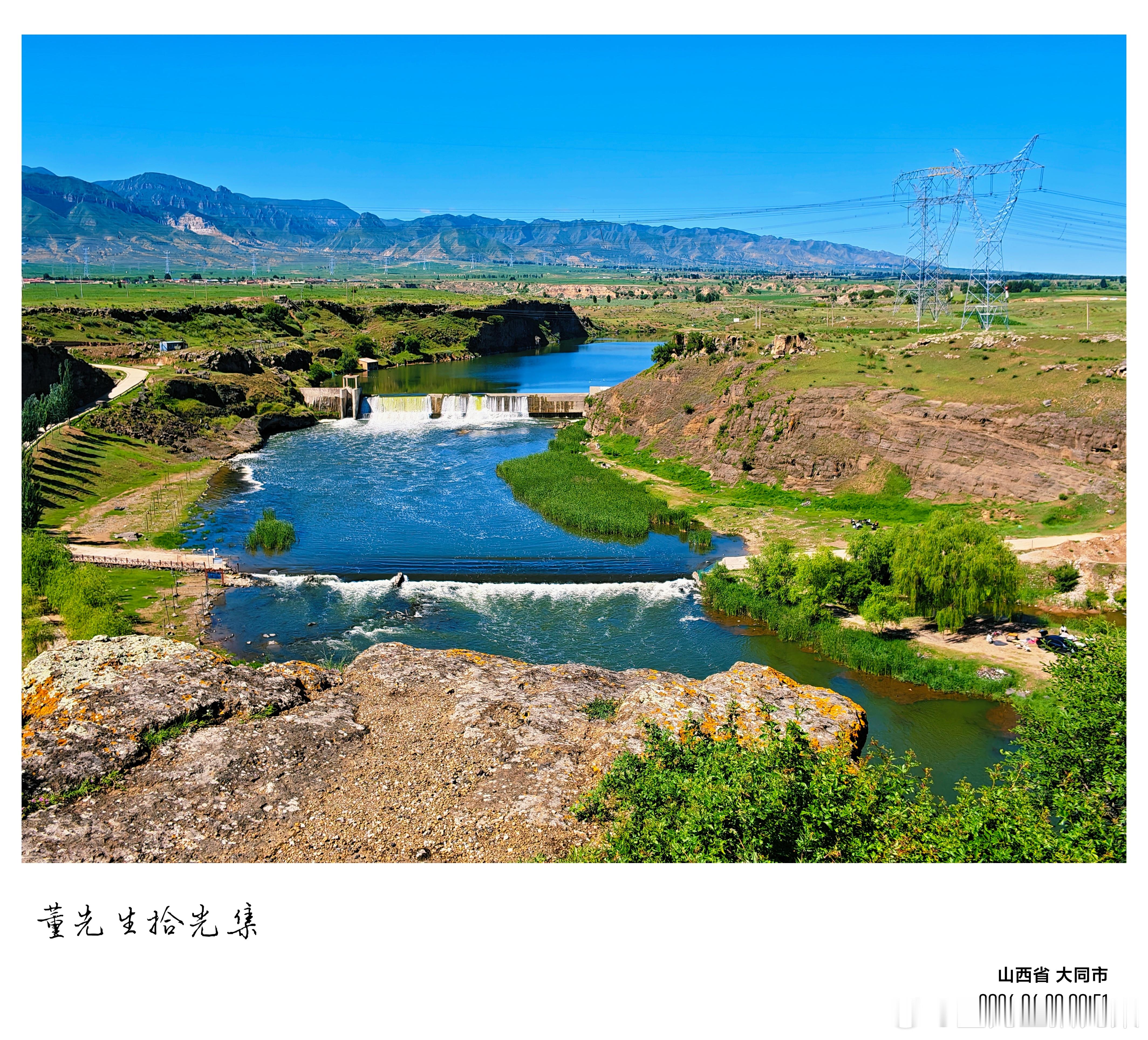 采桑子·大同郊川晴空叠嶂平川阔，碧水横流。柳色苍苍，石堰流泉落浅塘。同游崖畔观佳