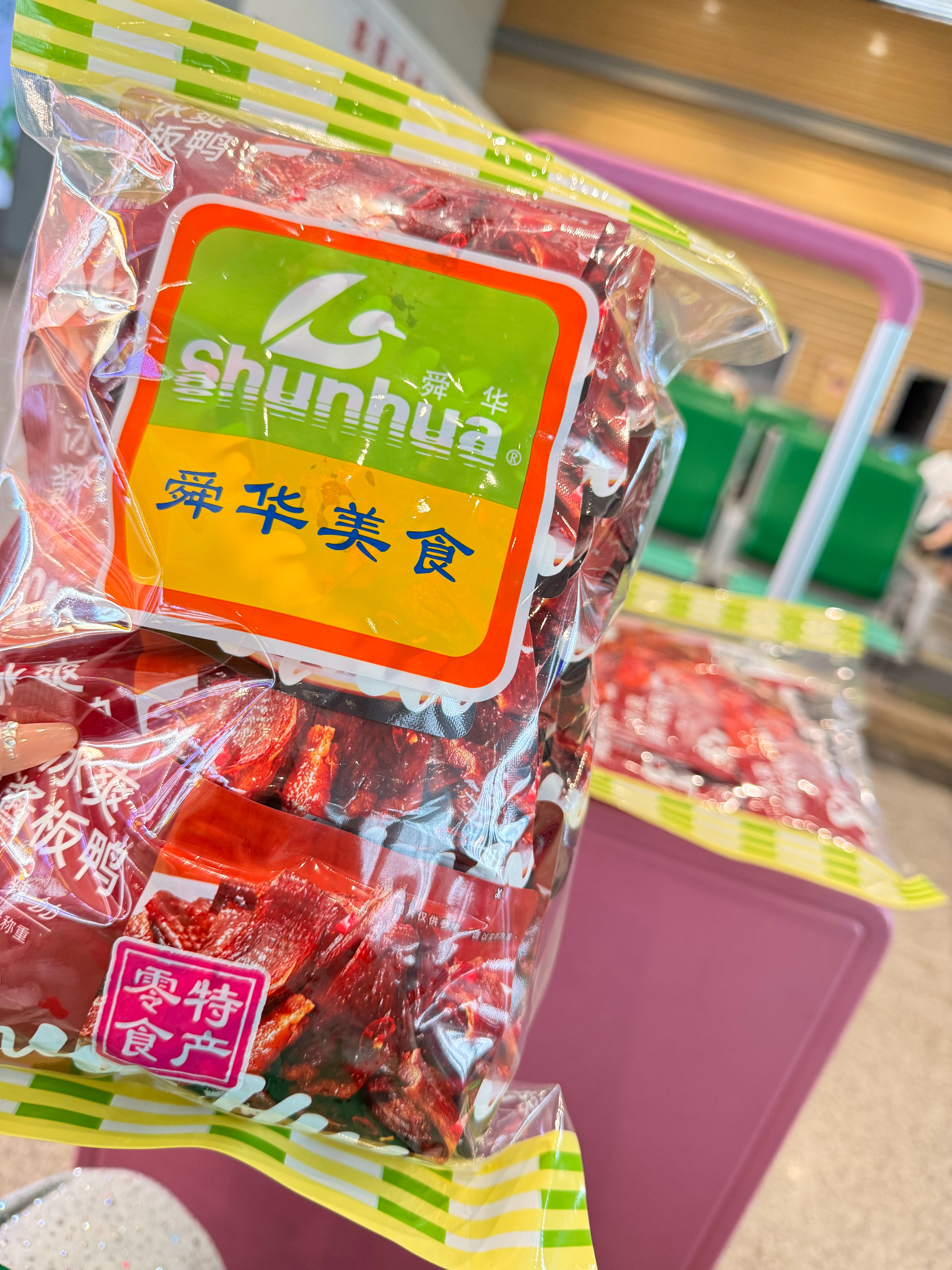 每次出门都得带茶油腐乳跟酱板鸭，奔波在外，饭菜时常寡淡无味，茶油腐乳很下饭。 