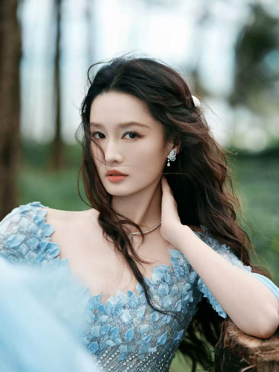 李沁elle工作室出图李沁海浪蓝裙朵朵浪花穿在了身上 ​​​