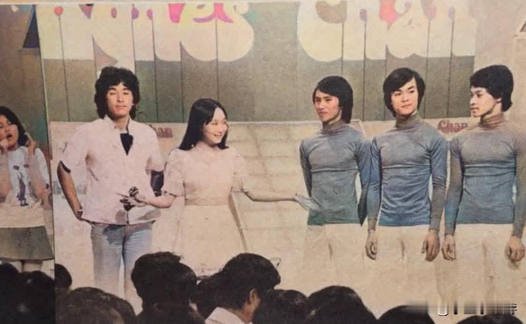 请问右一是哥哥张国荣吗（1976年）左边是林子祥 、陈美龄。 中国香港佳视电视节