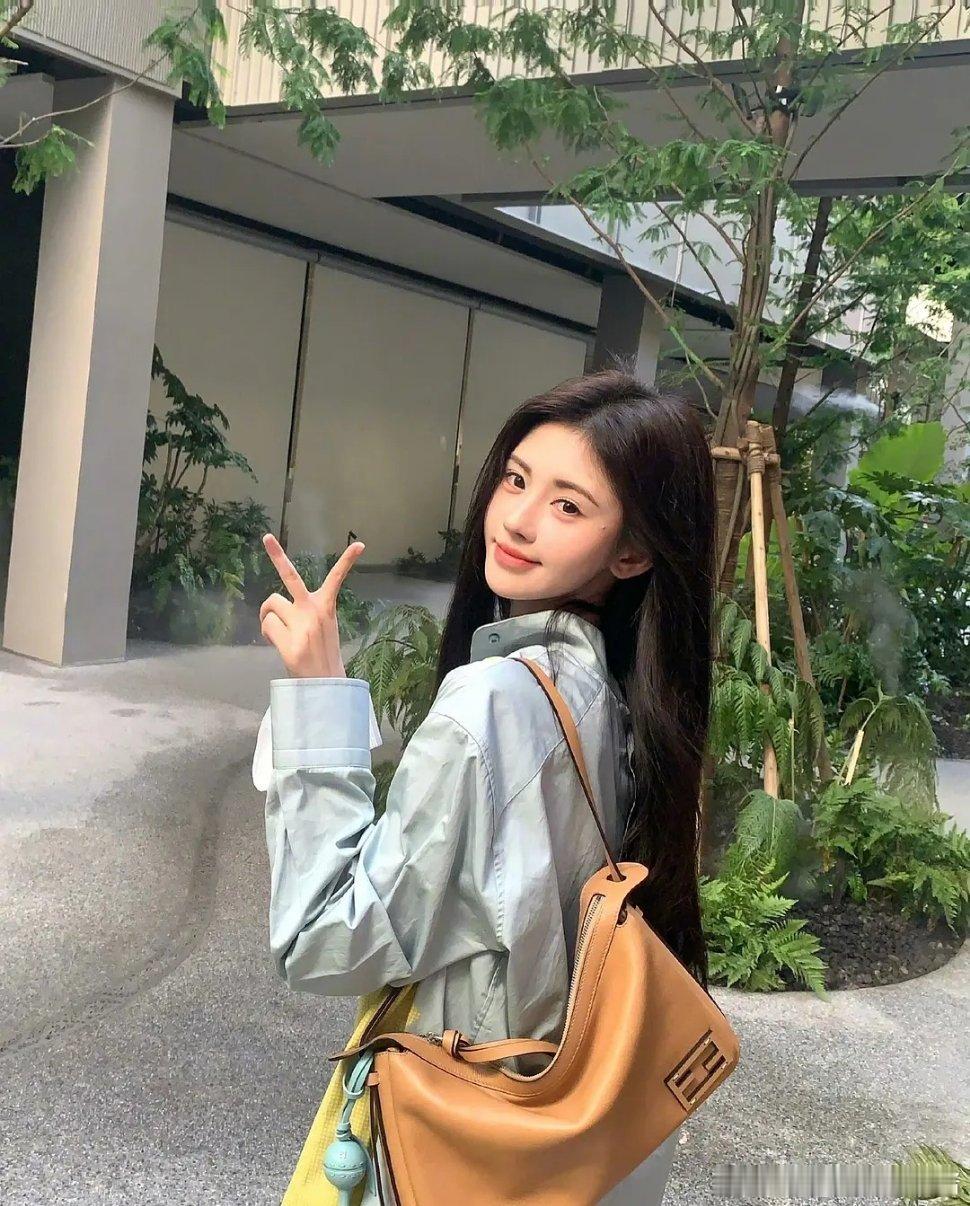 鞠婧祎，这审美退步的太快了，本来是女星，现在感觉只是个小小的女网红 ​​​