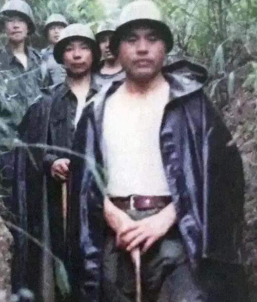 1986年，老山战场前线，大雨滂沱，61师师长刘登云站在指挥所门前若有所思，突然