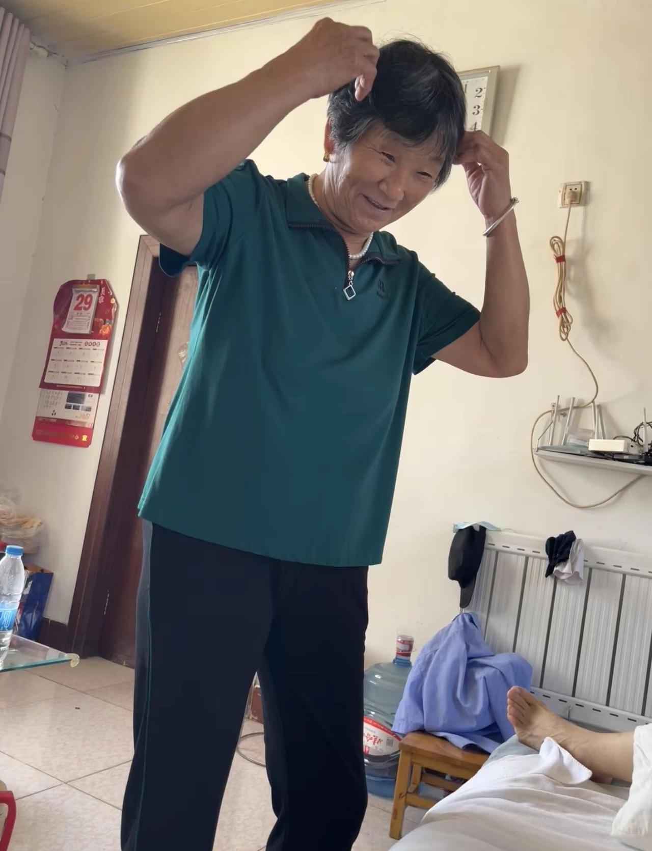 小时候是我在门口盼着娘回来，等我长大了，换成娘站在家门口等我。总说想回家，其实是