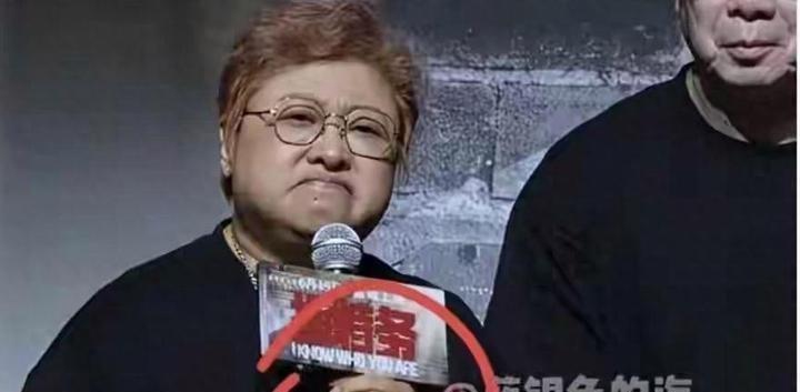 昨天刷到网友晒的关月捐截图，我才敢信，韩红这次真的栽在一场电影首映礼上了。前后不