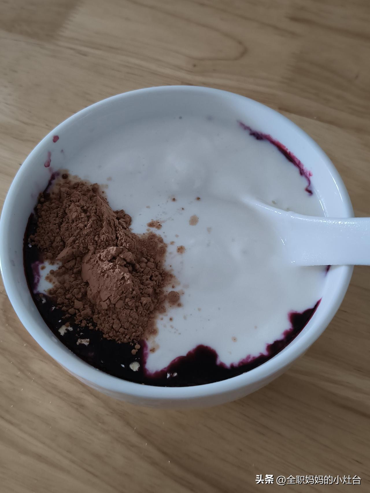 今天早上，给自己做了一碗酸奶碗。

自己做的酸奶，没有糖，
放了一些之前冷冻的蓝