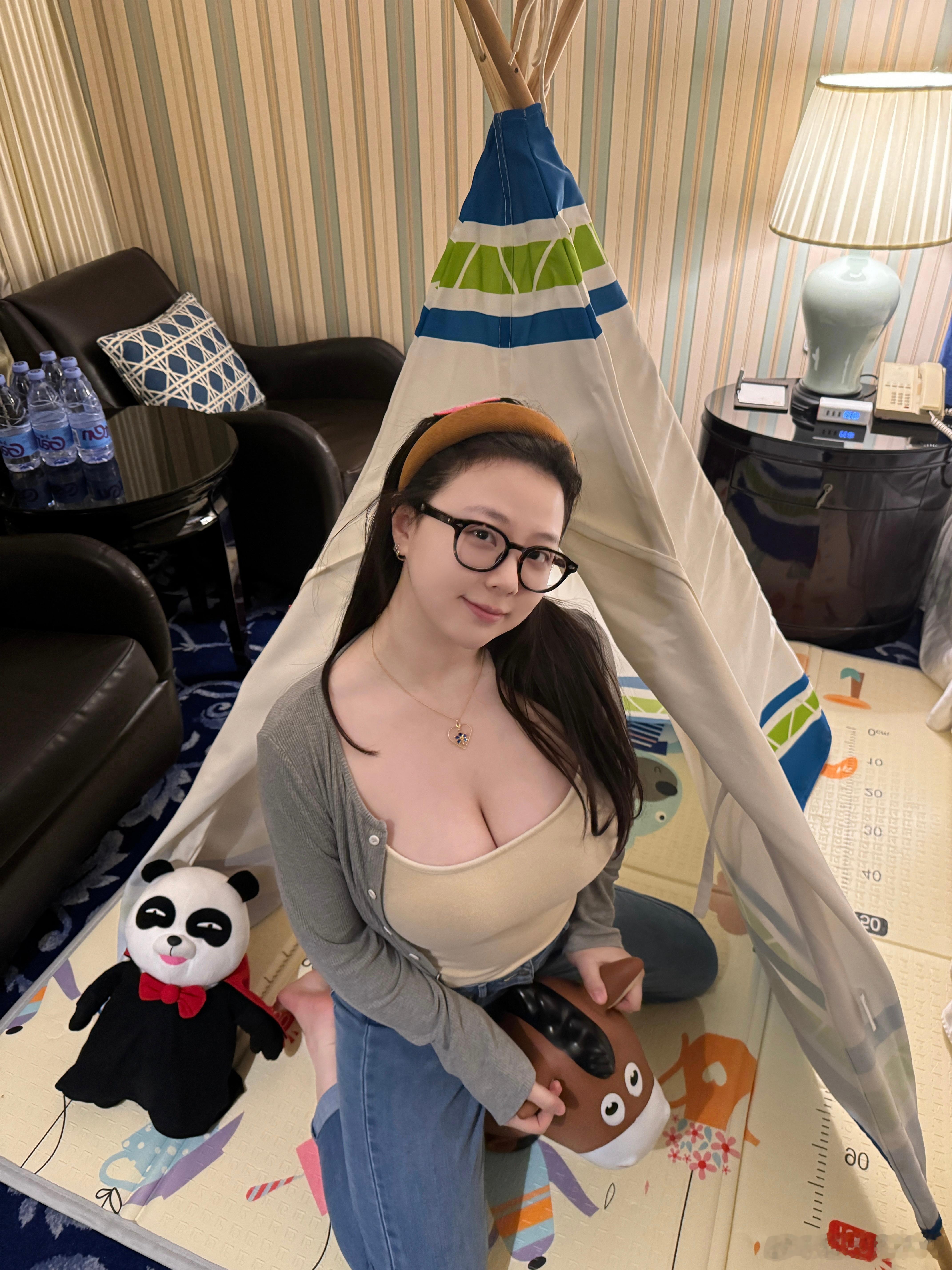 在侄子的儿童房圆了去年想骑马的心愿🐎 ​​​