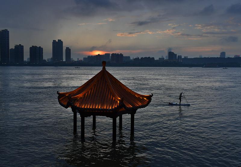 12月的天气真是让人摸不着头脑，正当大家准备裹紧羽绒服时，它来了个“回马枪”。从