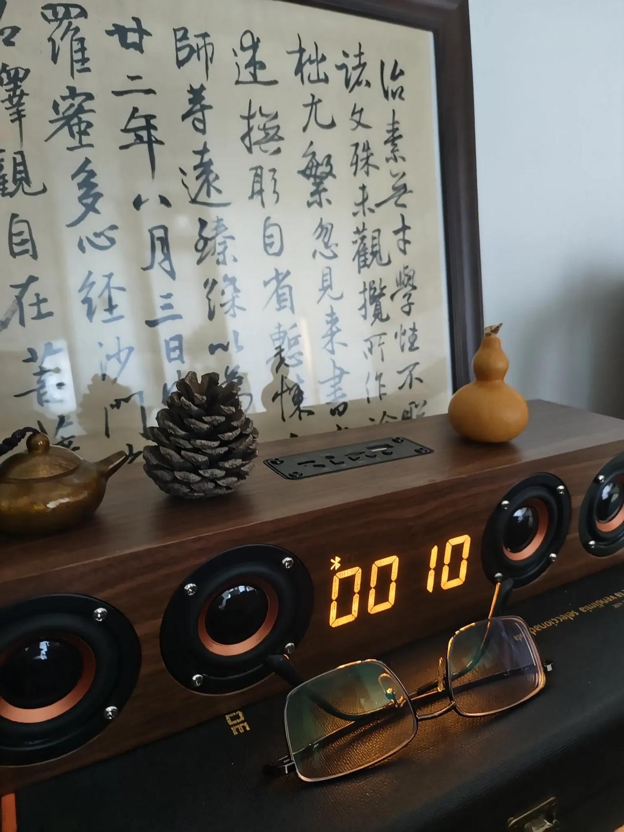 没调时间的音箱自顾自走着它的钟点
好像那里面有另外一个世界