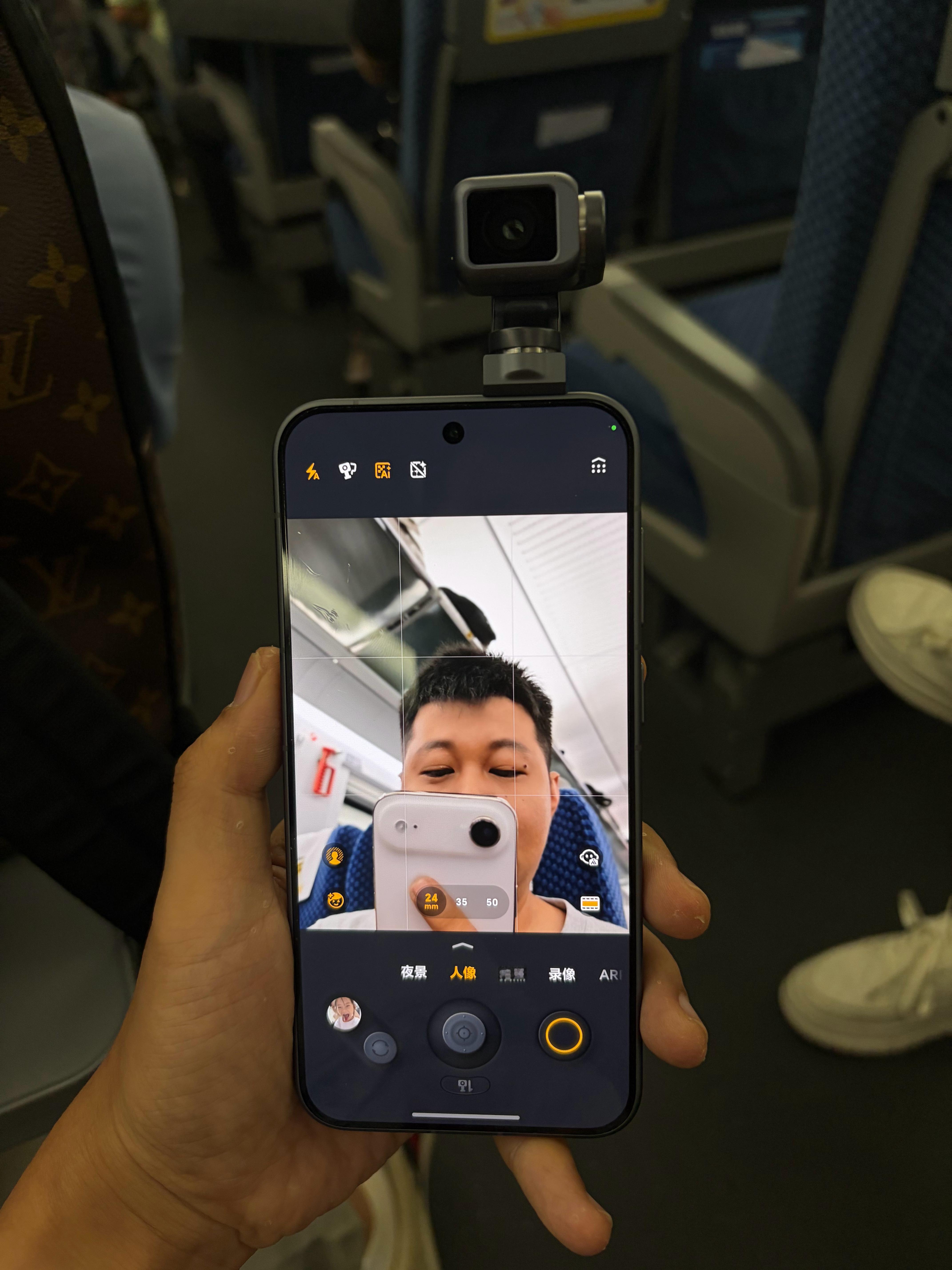 高铁上碰见数码宝贝同行了。第一次看到荣耀 Robot Phone，这个手机挺有意