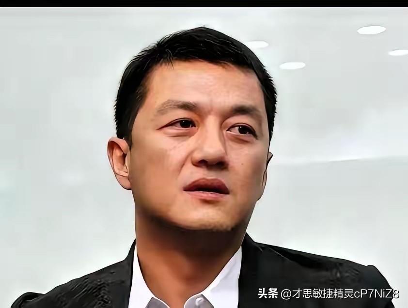 李亚鹏这次真的翻身了！就在昨天，他站在镜头前，脸上带着笑，宣布了一个让所有人都惊