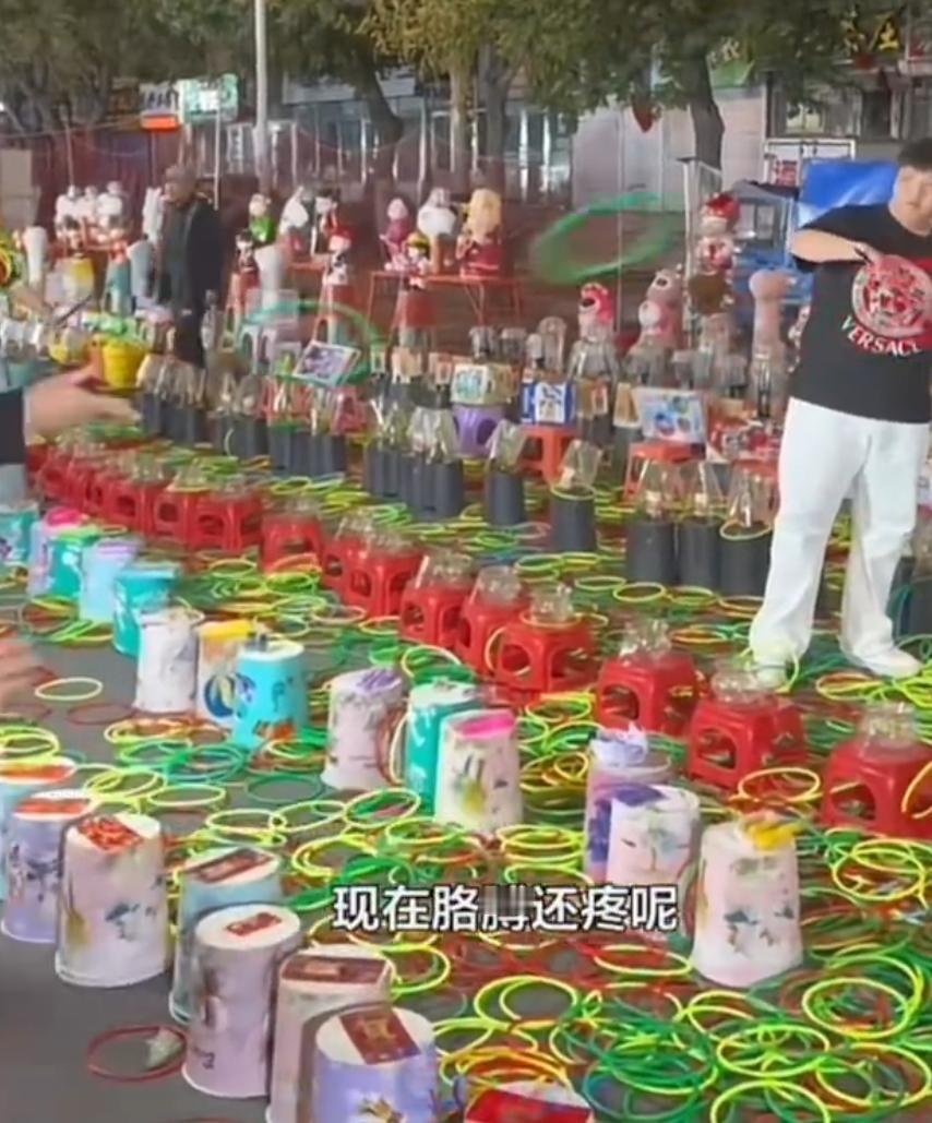 这女子玩疯了，竟然买了3000个套圈！结果是喜出望外，还是垂头丧气？
前不久齐齐