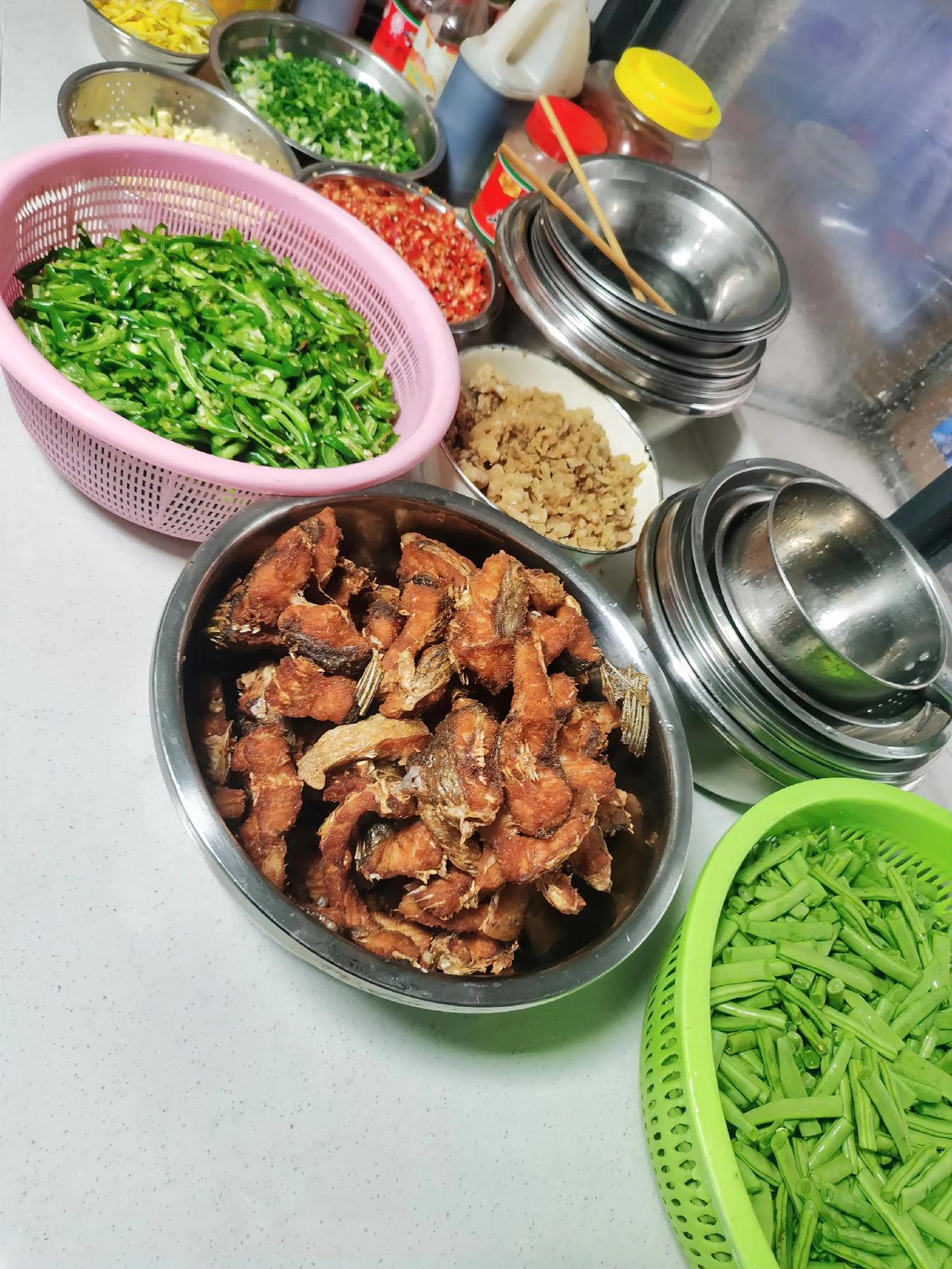 从公司高管的位置走下来，一直到“失业”半年后的今天，把“面子”撕开，露出最普通的