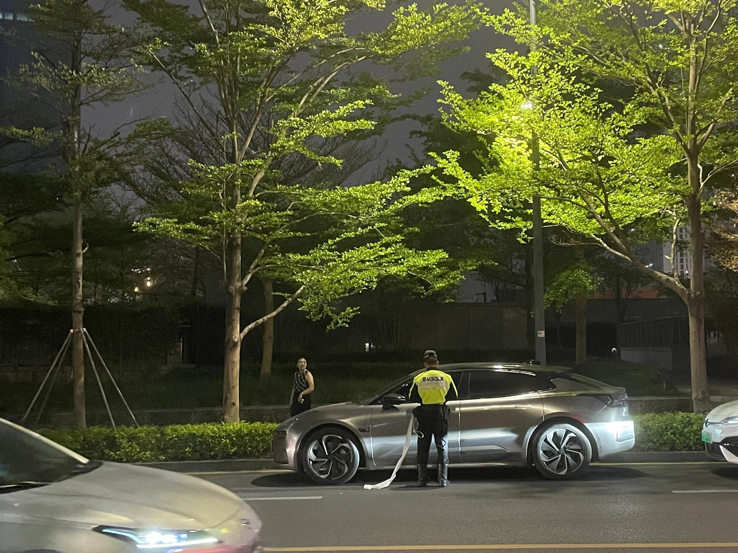 看深圳交警手里的罚单长度，周六早晨的深圳多了一群伤心的人[doge] ​​​