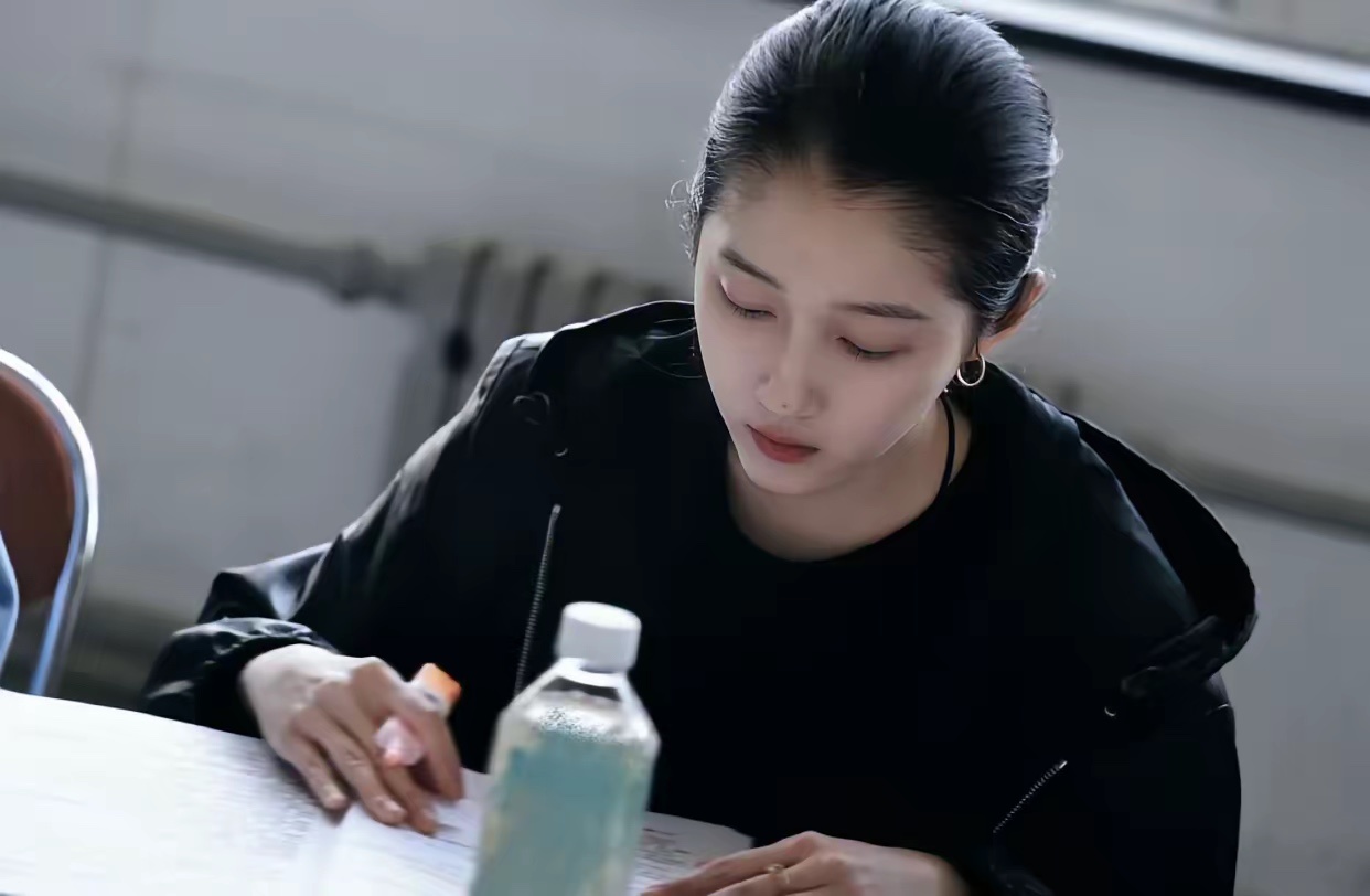 青岛偶遇关晓彤关晓彤青岛围读路透！素颜“贴头皮”美炸，这次真选对剧本了？！关晓彤