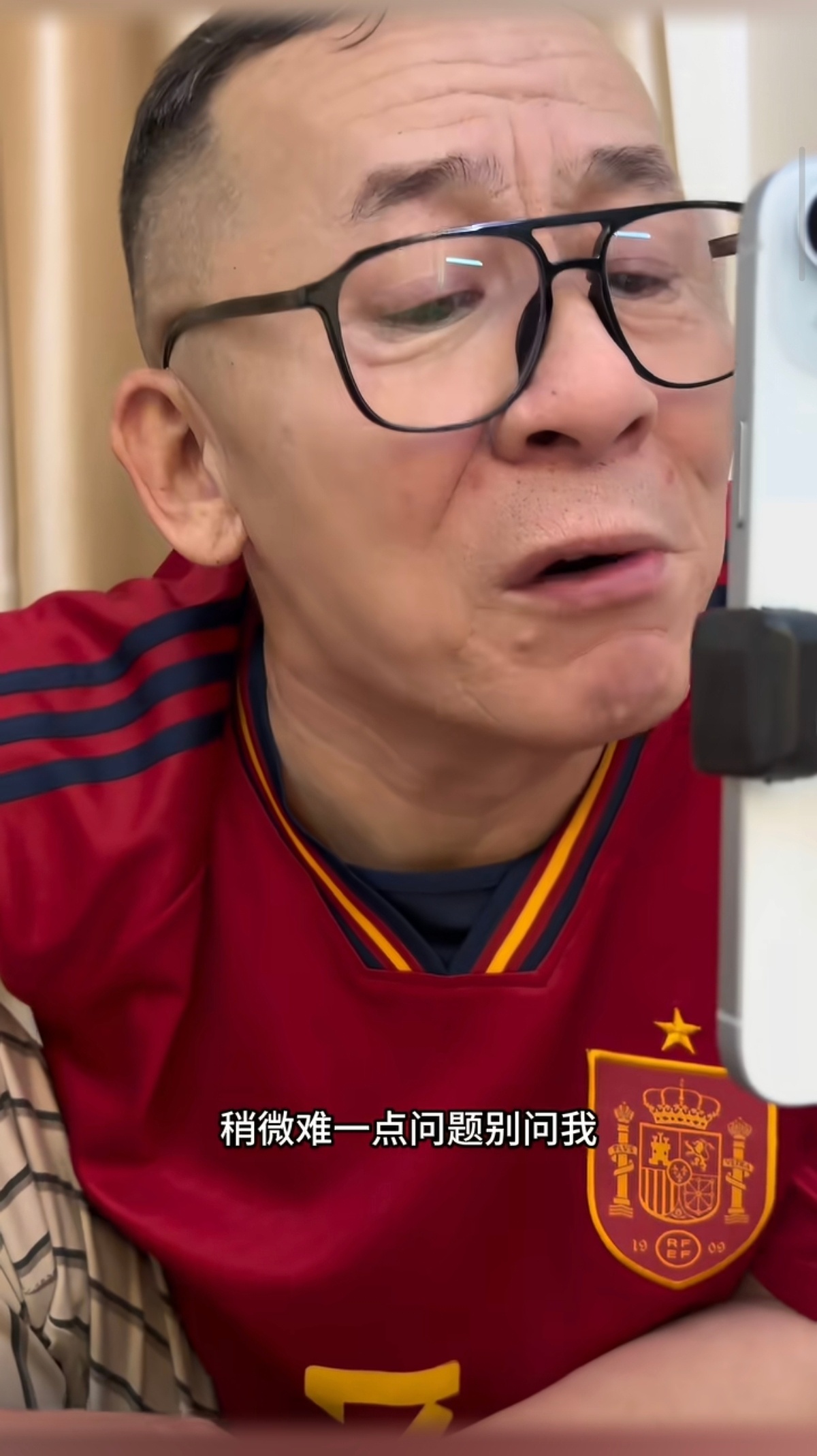 这老登脑子转得比滚筒洗衣机都快。有人直播连线给他挖坑，问 “什么车比M9有排面 