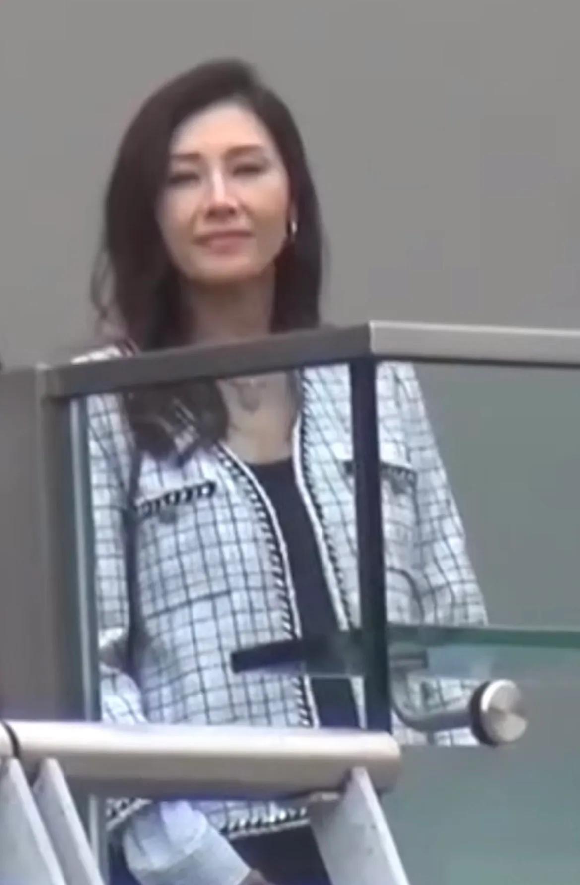 李嘉欣大病后气色不似从前，丈夫许晋亨常伴左右