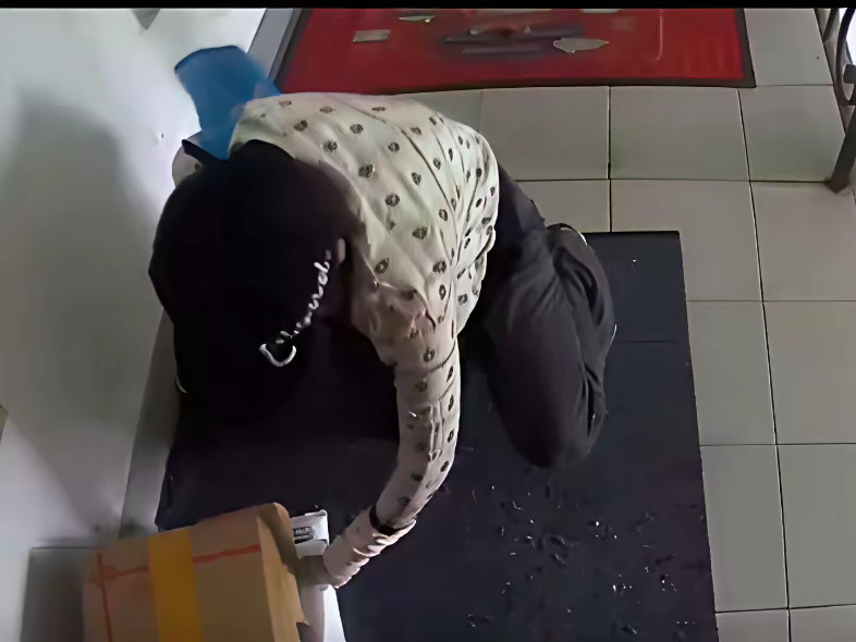 女子下班后多次溜进老旧小区偷快递，被刑拘！46岁的女子李某中午下班后，随机走进附