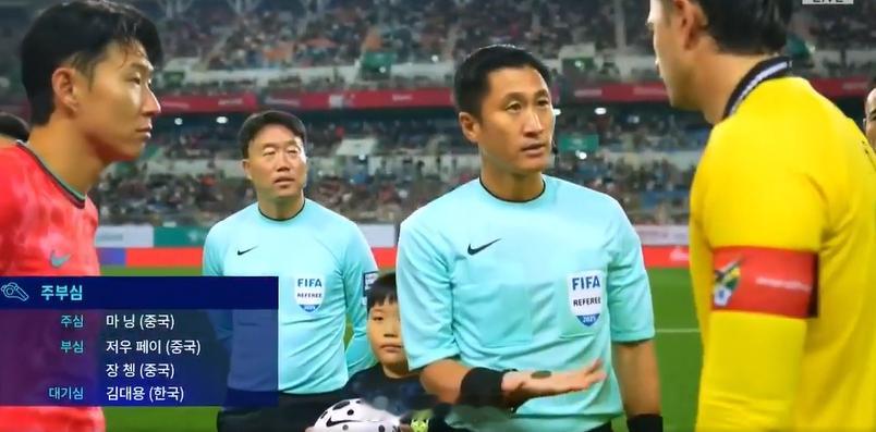 北京时间今晚19点，国际友谊赛，韩国主场对阵玻利维亚。根据现场镜头显示，中国裁判
