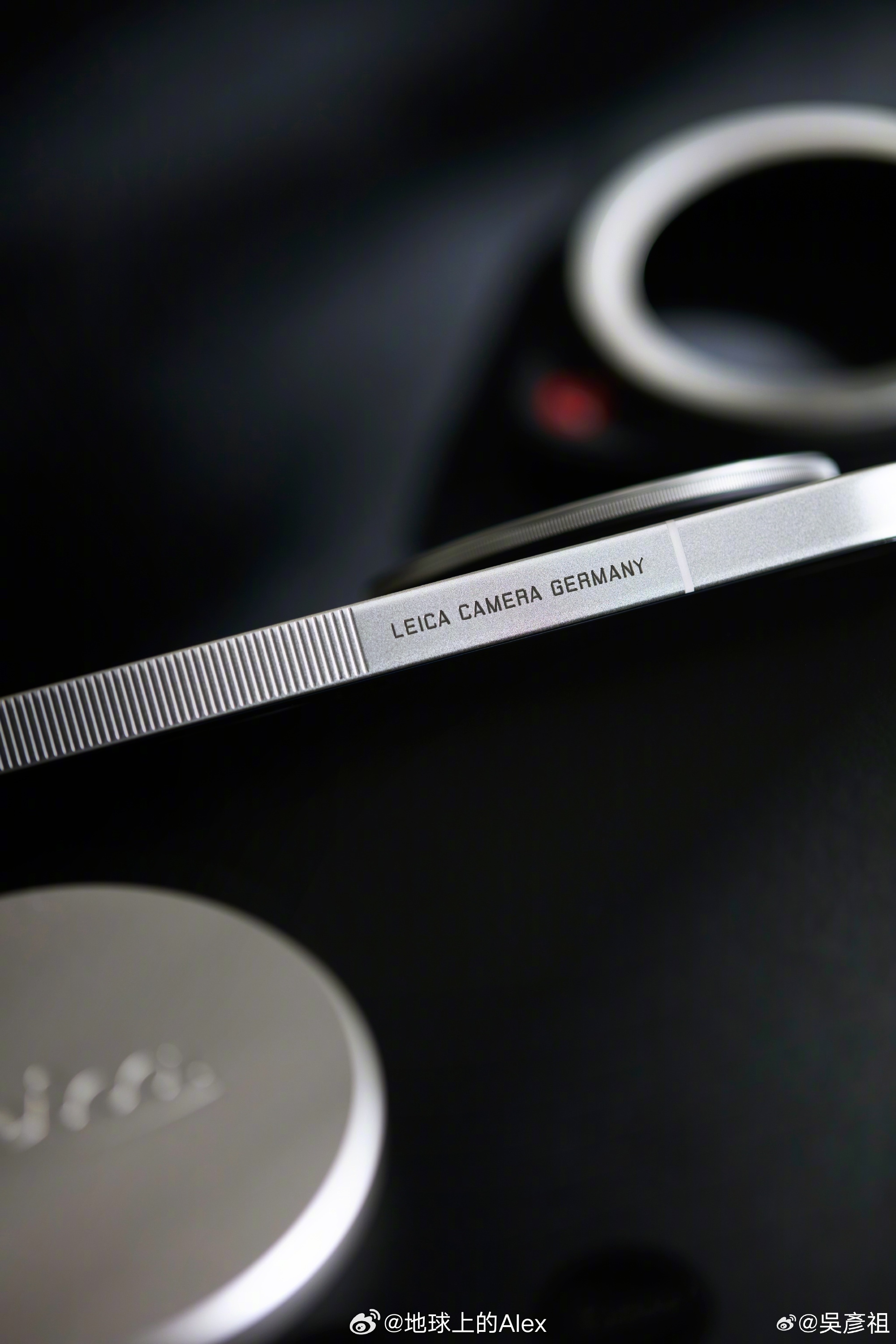 来感受一下，吴彦祖镜头下的小米17 Ultra黑银色估计他会很喜欢这个新配色吧全