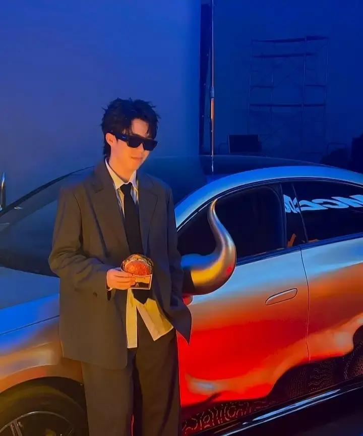 延迟三年才发的花絮，王楚钦这次赚麻了
 
合作早结束，照片才放出。奔驰、麦当劳的