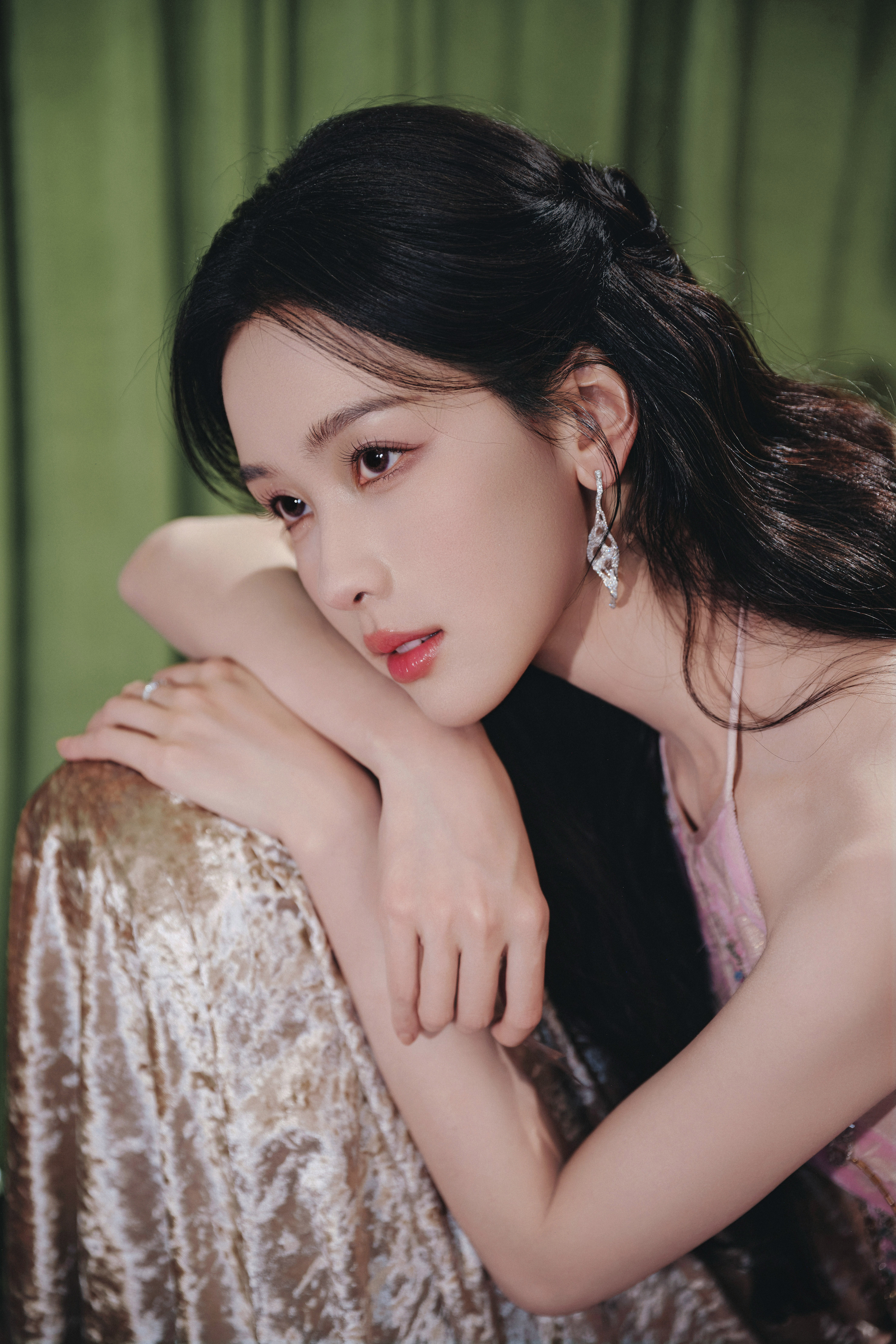 陈都灵 把花束装进花瓶，身披一袭春光🌸今夜，百花从中见2026百花迎春 化妆：