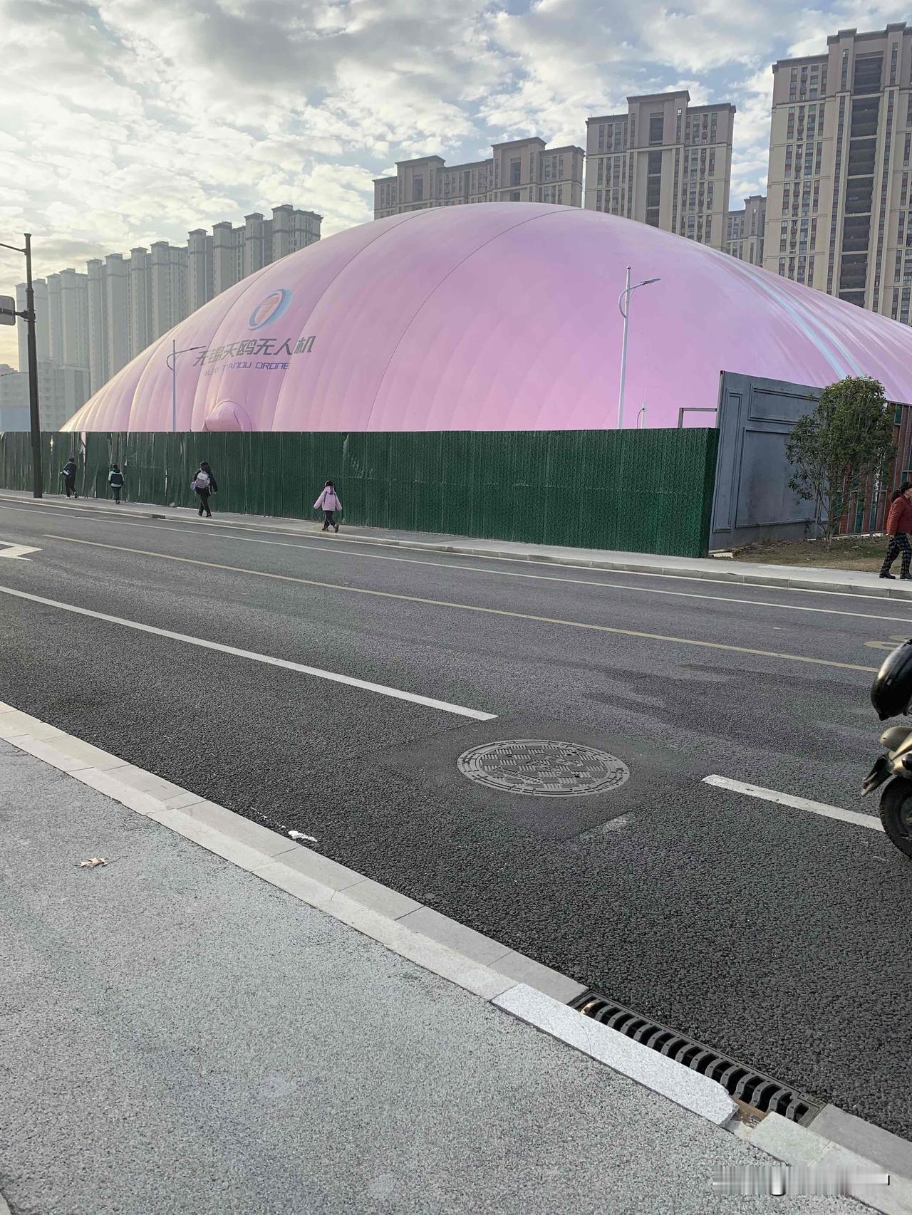 今天路过山北，看到这个庞然大物什么低空飞行营地，是无人机，准备训练过后送外卖还是