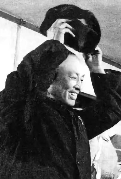 1975年，周养浩被特赦，重获自由后，国家允许周养浩去任何地方，周养浩提出：“我