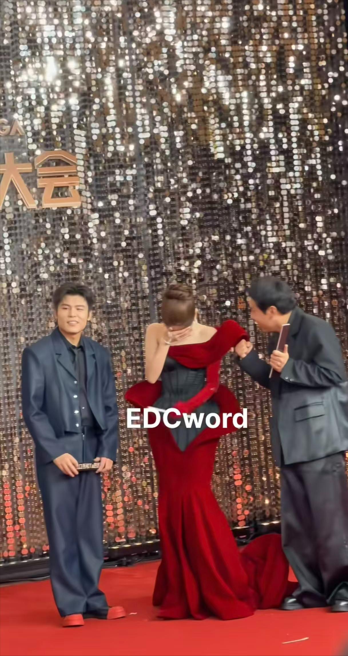 杨超越也是出息了，左边鹿晗，右边周杰伦
徐志胜一张嘴，直接把杨超越逗得捂脸害羞，