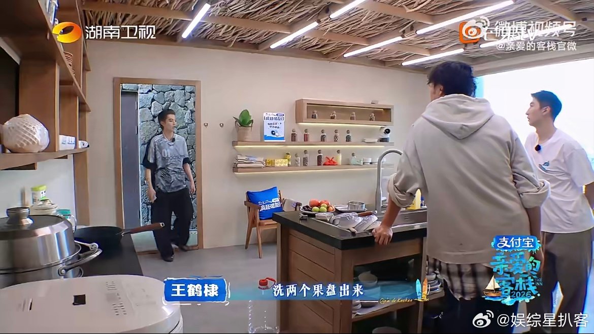 王传君宠溺王鹤棣教科书级眼神 王传君全程温柔注视，看着王鹤棣的一举一动都带着笑意