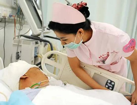 “脑瘫患儿的‘天使爷爷’！”在河南省汝州市的一家医院内，有一群来自4000公里之