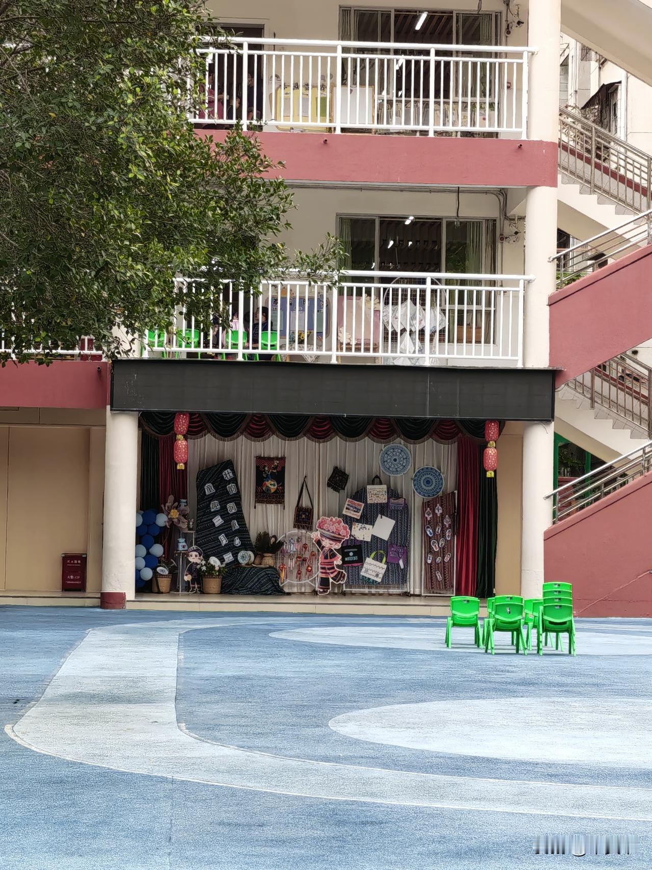 难得今天队友有空，一起去接娃儿放学，一个多学期了，第一次赶上放学时间，开了电车在