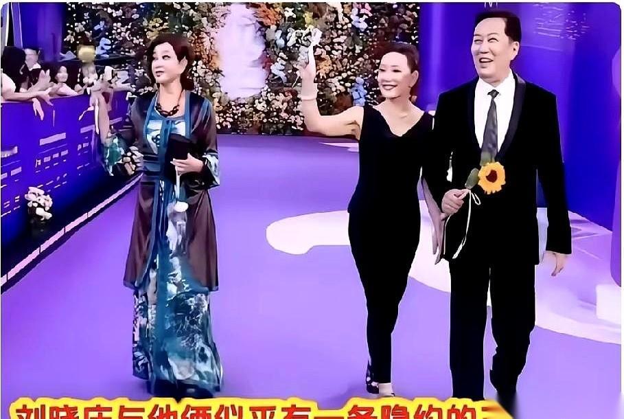 一张照片，把刘晓庆和陈冲的几十年，全拍进去了。
镜头这头，刘晓庆一身中式红衣，没