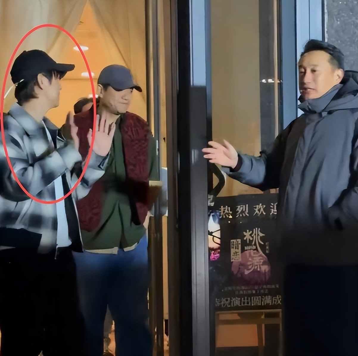 51岁主持人何炅近况：无妻无子、与保姆相伴，如今终于与自己和解！

何炅在娱乐圈